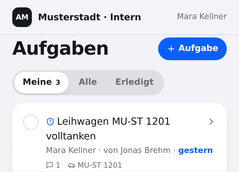Aufgabenliste am Handy: die Reiter „Meine“, „Alle“ und „Erledigt“, darunter eine Aufgabe mit Zuständiger, Fälligkeit und dem Fahrzeug, um das es geht.