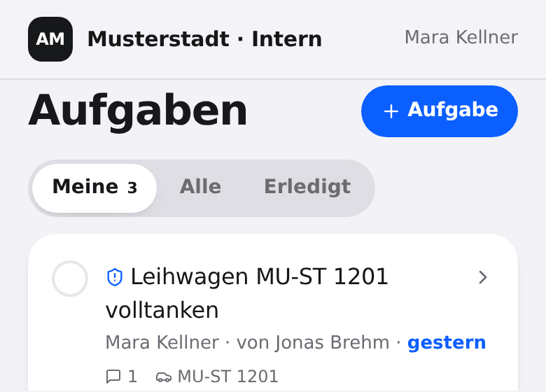 Aufgabenliste am Handy: die Reiter „Meine“, „Alle“ und „Erledigt“, darunter eine Aufgabe mit Zuständiger, Fälligkeit und dem Fahrzeug, um das es geht.