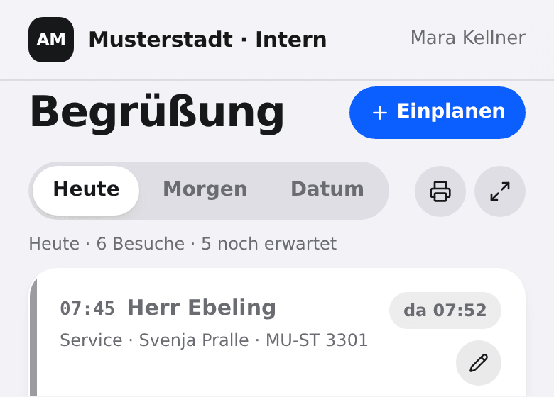 Tagesliste am Empfang: Uhrzeit, Name, Anlass, zuständige Person und der Vermerk, wann der Gast da war.