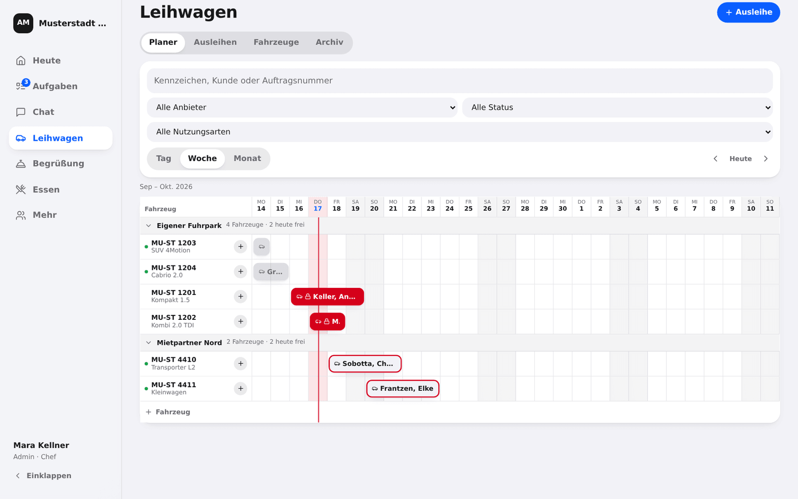 Planer am PC: Zeitleiste über alle Fahrzeuge mit einem farbigen Balken je Ausleihe.